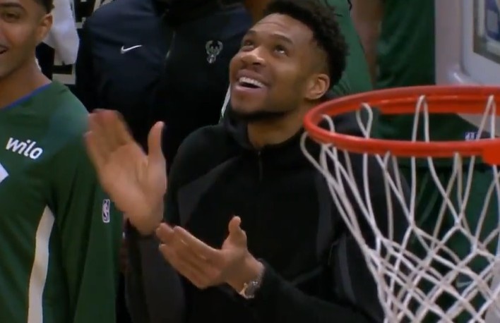 足球彩票-亲兄弟连线！字母弟助飞字母哥哥空接暴扣 字母哥场下贼开心！